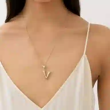 Chloe ALPHABET V
