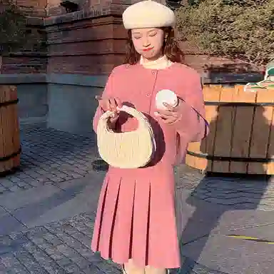 小镇姗姗 纯色圆领上衣短款半裙套装