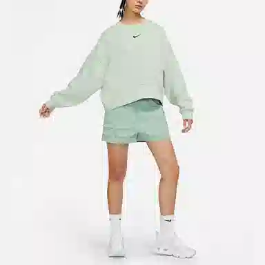 Nike Sportswear Collection Essentials Logo