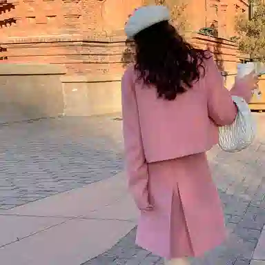 小镇姗姗 纯色圆领上衣短款半裙套装