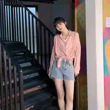 小镇姗姗 纯色露肩单排扣长袖衬衫 女款