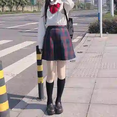 东鲸岁时记 经典学院风格纹百褶短款半身裙 圣诞红格