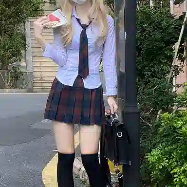 东鲸岁时记 经典学院风格纹百褶短款半身裙 圣诞红格