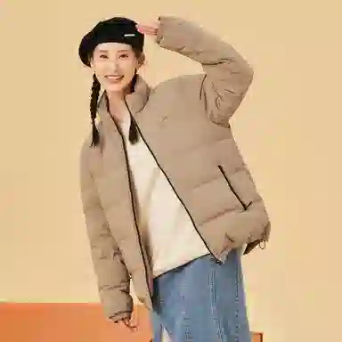 鸿星尔克 色彩博物馆 纯色休闲立领加绒加厚防寒保暖羽绒服 冬季 男女同款 臻卡其