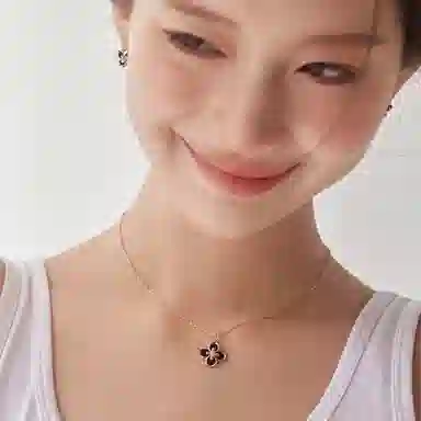 925