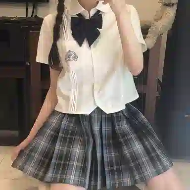 东鲸岁时记 纯色徽章刺绣直筒短袖衬衫 女款 幻海之城