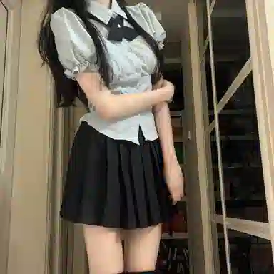 花山家的猫 纯色尖领单排扣合身短款短袖衬衫短款高腰百褶裙制服套装 女款