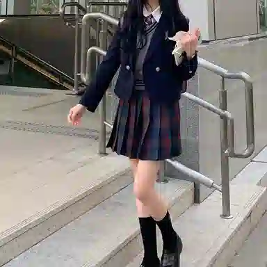 东鲸岁时记 经典学院风格纹百褶短款半身裙 圣诞红格