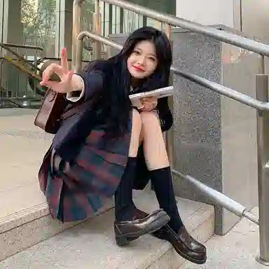 东鲸岁时记 经典学院风格纹百褶短款半身裙 圣诞红格