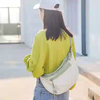 音魅 日系 尼龙 胸包饺子包腋下包运动包斜挎包 中号 女款 米白/黑色