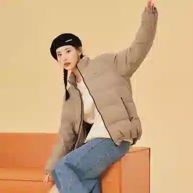 鸿星尔克 色彩博物馆 纯色休闲立领加绒加厚防寒保暖羽绒服 冬季 男女同款 臻卡其