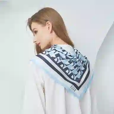 桑蚕丝丝巾送礼袋春夏新品印花桑蚕丝方巾品牌送礼出游女  女款