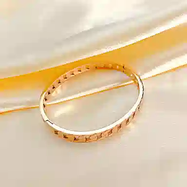 肯默复古镂空手镯 精美手饰  钛钢素圈  女款 金色/银色/玫瑰金 礼盒包装