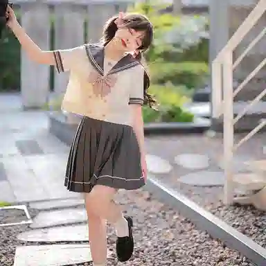 东鲸岁时记 纯色翻领短袖上衣短款百褶半身裙制服套装礼盒装 女款