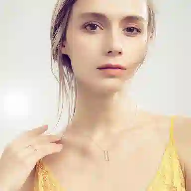 925