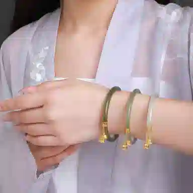 周大生 足金铃兰手镯金镶玉和田玉晴水叮当镯幸福铃兰女浅色温润和女镯子 情人节送女朋友女友礼物#礼物