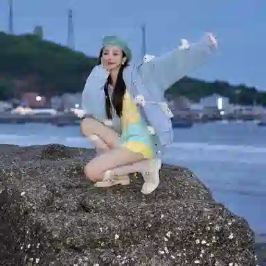 13 DEMARZO Shaking Light Plush Down Jacket