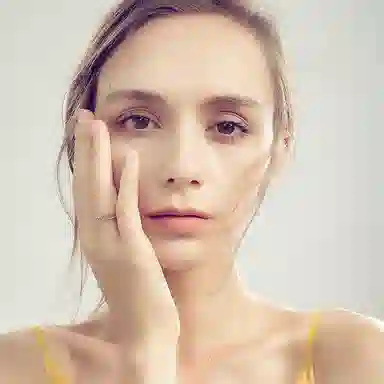 925