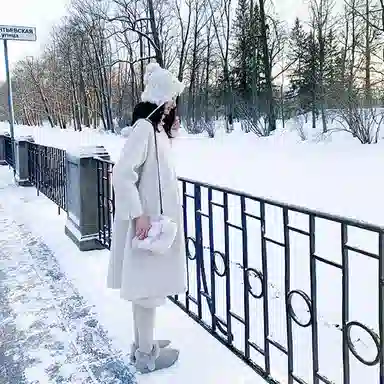 小镇姗姗 纯色纽扣口袋中长款长袖红色大衣 女款