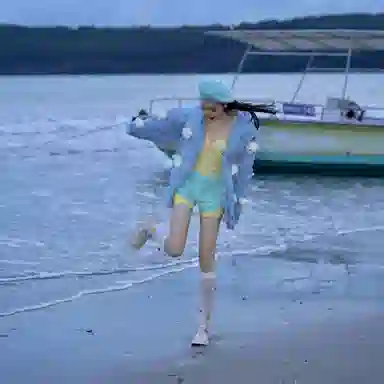 13 DEMARZO Shaking Light Plush Down Jacket