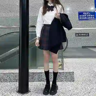 东鲸岁时记 经典学院风格纹百褶短款半身裙 圣诞红格