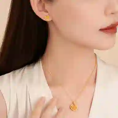 周大福 精致优雅爱心康乃馨 足金 按克计价 耳钉 女款