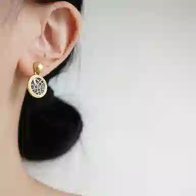 925