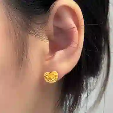 周大福 精致优雅爱心康乃馨 足金 按克计价 耳钉 女款