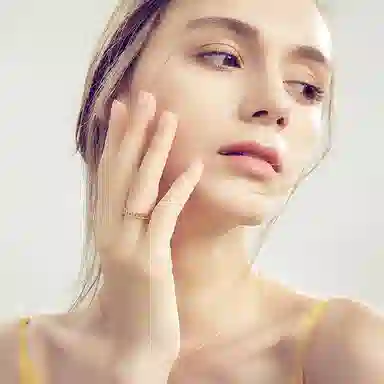 925
