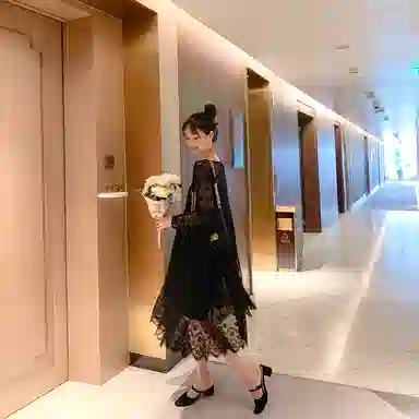 小镇姗姗 法式纯色圆领蕾丝喇叭长袖连衣裙