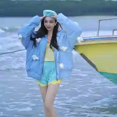 13 DEMARZO Shaking Light Plush Down Jacket