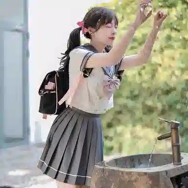 东鲸岁时记 纯色翻领短袖上衣短款百褶半身裙制服套装礼盒装 女款