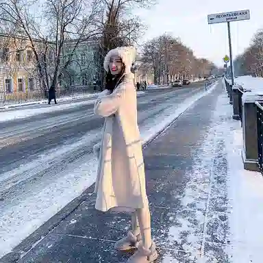 小镇姗姗 纯色纽扣口袋中长款长袖红色大衣 女款