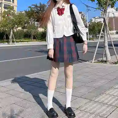 东鲸岁时记 经典学院风格纹百褶短款半身裙 圣诞红格