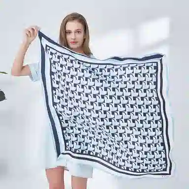 桑蚕丝丝巾送礼袋春夏新品印花桑蚕丝方巾品牌送礼出游女  女款