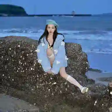 13 DEMARZO Shaking Light Plush Down Jacket