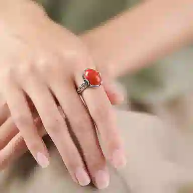 925