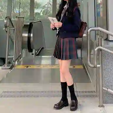 东鲸岁时记 经典学院风格纹百褶短款半身裙 圣诞红格