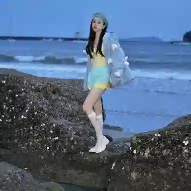 13 DEMARZO Shaking Light Plush Down Jacket