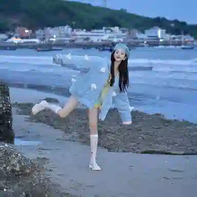 13 DEMARZO Shaking Light Plush Down Jacket