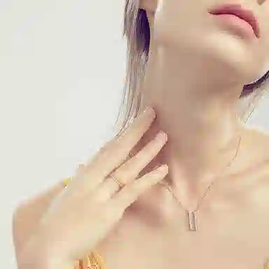 925