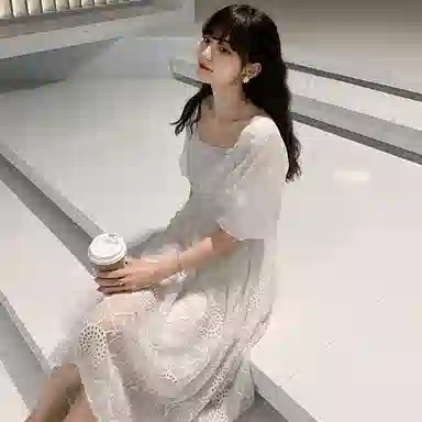 小镇姗姗 纯色镂空方领短袖连衣裙 礼盒装