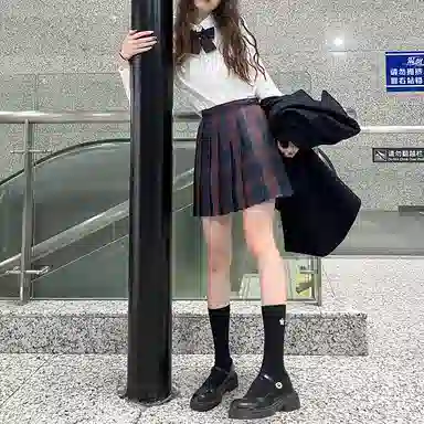 东鲸岁时记 经典学院风格纹百褶短款半身裙 圣诞红格