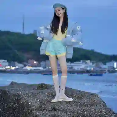 13 DEMARZO Shaking Light Plush Down Jacket