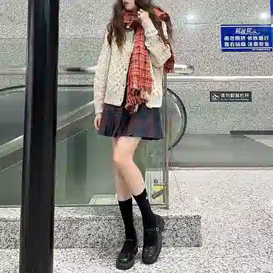 东鲸岁时记 经典学院风格纹百褶短款半身裙 圣诞红格