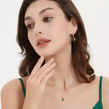 925