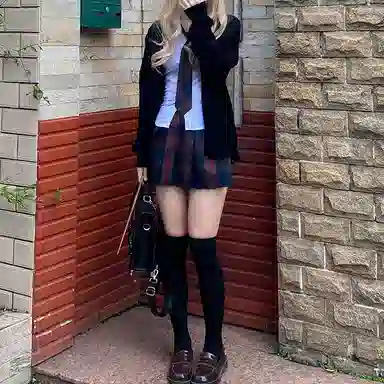 东鲸岁时记 经典学院风格纹百褶短款半身裙 圣诞红格