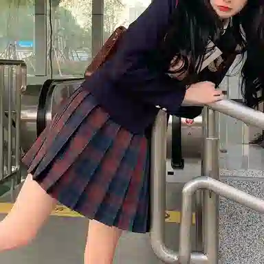 东鲸岁时记 经典学院风格纹百褶短款半身裙 圣诞红格