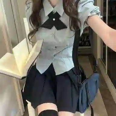 花山家的猫 纯色尖领单排扣合身短款短袖衬衫短款高腰百褶裙制服套装 女款