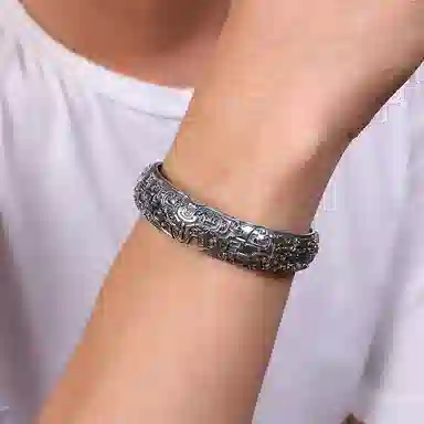 925